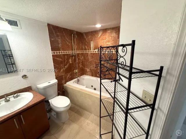3-bedroom condo for rent in Miami - 801 Brickell Bay Dr 470 - MondialRealty