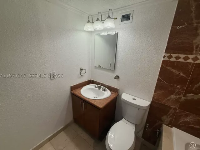 3-bedroom condo for rent in Miami - 801 Brickell Bay Dr 470 - MondialRealty