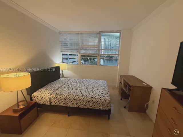 3-bedroom condo for rent in Miami - 801 Brickell Bay Dr 470 - MondialRealty
