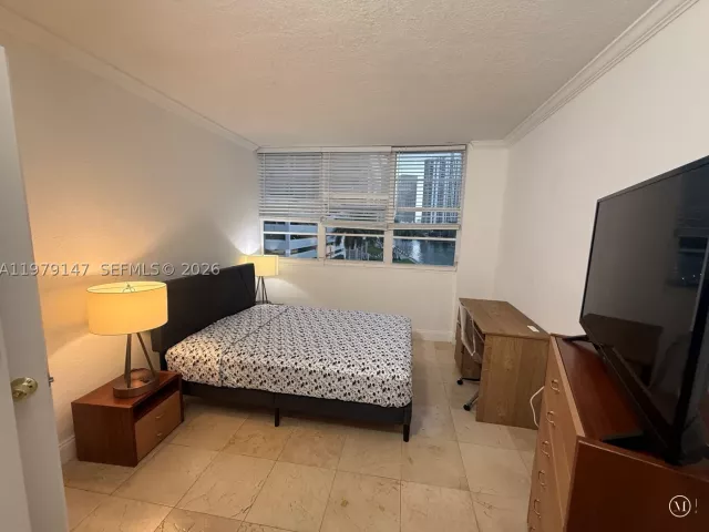 3-bedroom condo for rent in Miami - 801 Brickell Bay Dr 470 - MondialRealty