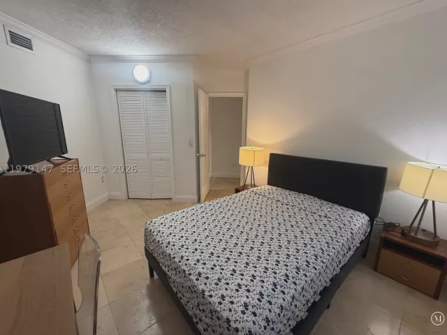 3-bedroom condo for rent in Miami - 801 Brickell Bay Dr 470 - MondialRealty