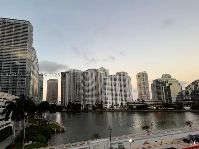 3-bedroom condo for rent in Miami - 801 Brickell Bay Dr 470 - MondialRealty