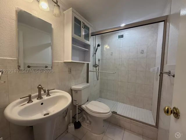 3-bedroom condo for rent in Miami - 801 Brickell Bay Dr 470 - MondialRealty