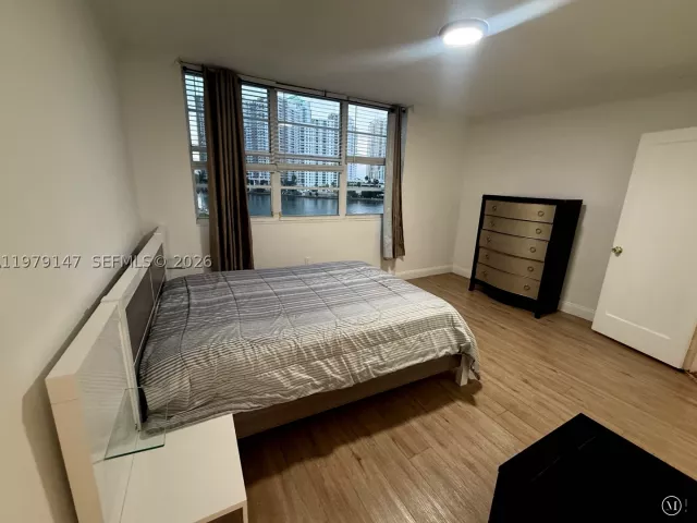 3-bedroom condo for rent in Miami - 801 Brickell Bay Dr 470 - MondialRealty
