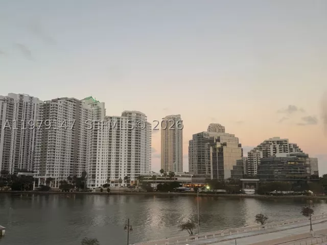 3-bedroom condo for rent in Miami - 801 Brickell Bay Dr 470 - MondialRealty