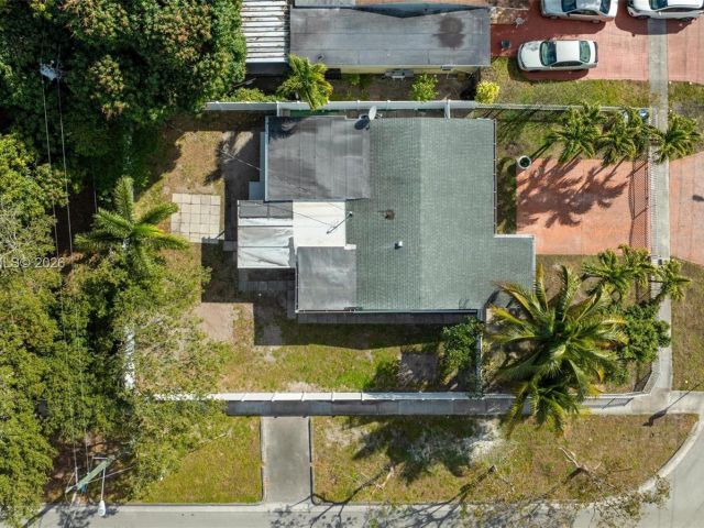 Home for rent at 201 NE 169th St 201 - photo 7481018