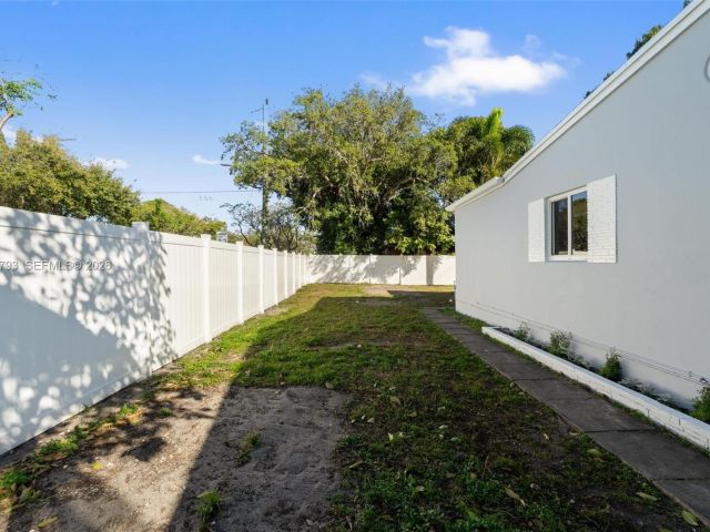 Home for rent at 201 NE 169th St 201 - photo 7481020