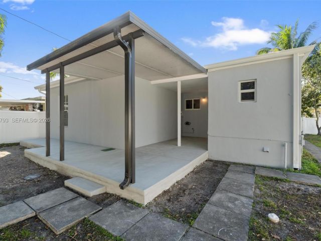 Home for rent at 201 NE 169th St 201 - photo 7481024