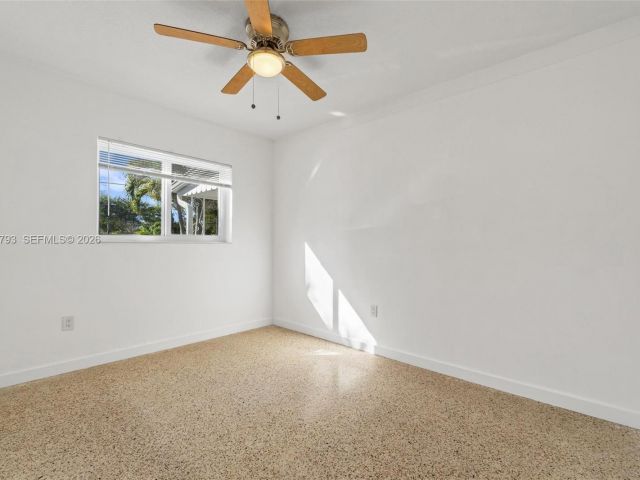 Home for rent at 201 NE 169th St 201 - photo 7481029