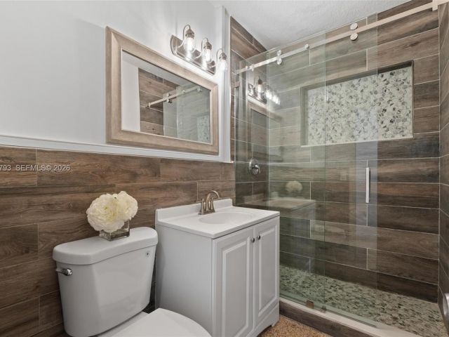 Home for rent at 201 NE 169th St 201 - photo 7481032