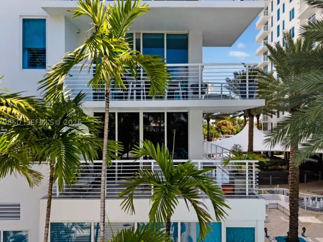 2-bedroom condo for sale in Fort Lauderdale - 2831 N Ocean Blvd 207N - MondialRealty
