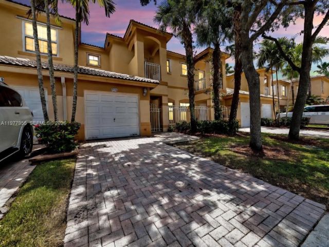3-bedroom home for rent in Pembroke Pines - 858 NW 170th Ter 858 - MondialRealty