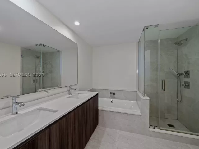 3-bedroom condo for sale in Miami - 488 NE 18th St 2112 - MondialRealty
