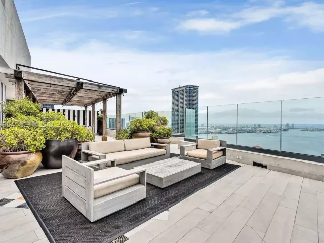 1-bedroom condo for rent in Miami - 1300 S Miami Ave 2508 - MondialRealty