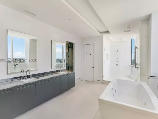 6-bedroom condo for rent in Sunny Isles Beach - 18201 E Collins Ave TS1 - MondialRealty
