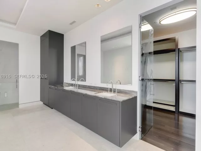 6-bedroom condo for rent in Sunny Isles Beach - 18201 E Collins Ave TS1 - MondialRealty
