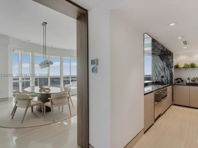 6-bedroom condo for sale in Sunny Isles Beach - 18201 E Collins Ave TS1 - MondialRealty