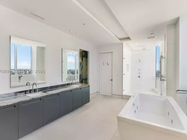 6-bedroom condo for sale in Sunny Isles Beach - 18201 E Collins Ave TS1 - MondialRealty