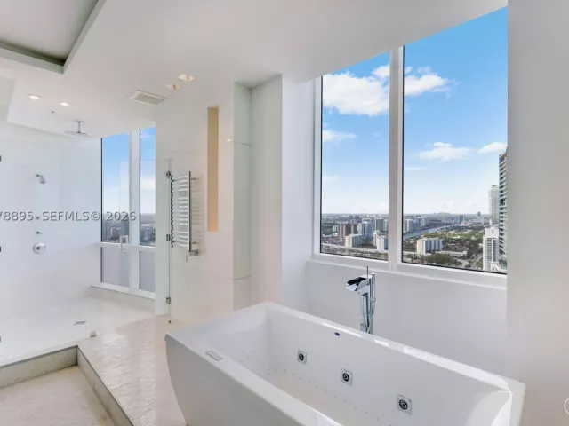 6-bedroom condo for sale in Sunny Isles Beach - 18201 E Collins Ave TS1 - MondialRealty