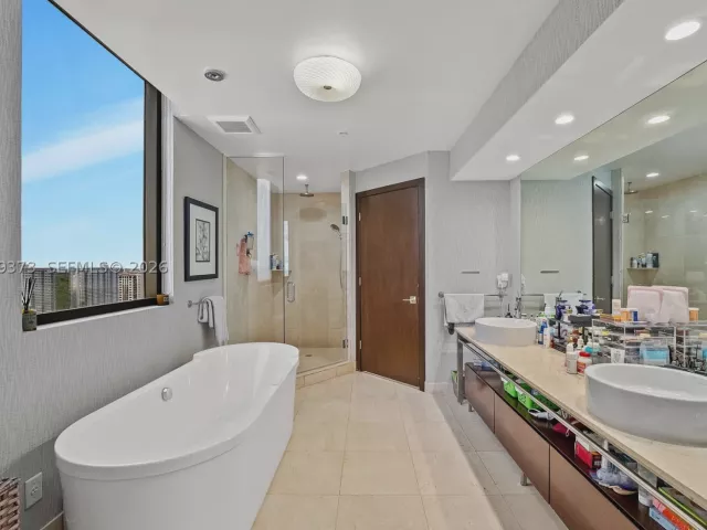 3-bedroom condo for sale in Sunny Isles Beach - 16275 Collins Ave 2101 - MondialRealty