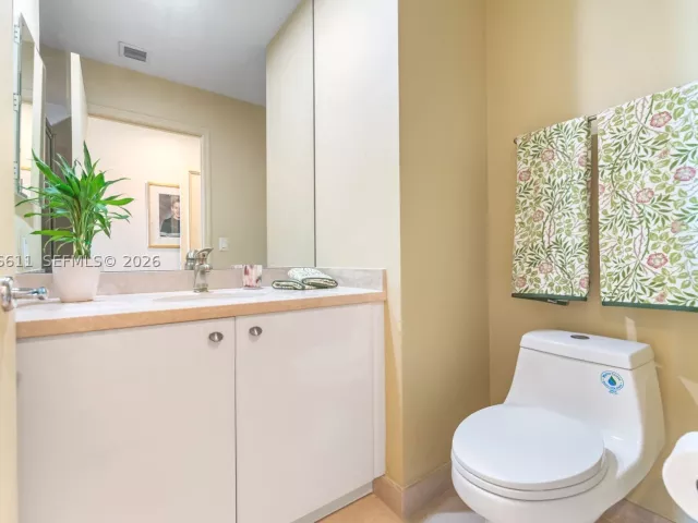 3-bedroom condo for sale in Sunny Isles Beach - 16500 Collins Ave PHE - MondialRealty