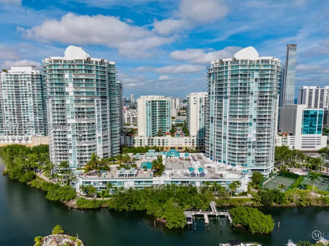 3-bedroom condo for sale in Sunny Isles Beach - 16500 Collins Ave PHE - MondialRealty