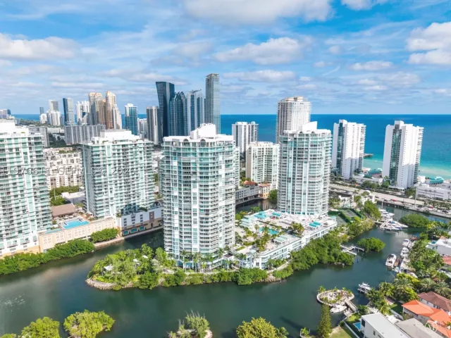 3-bedroom condo for sale in Sunny Isles Beach - 16500 Collins Ave PHE - MondialRealty