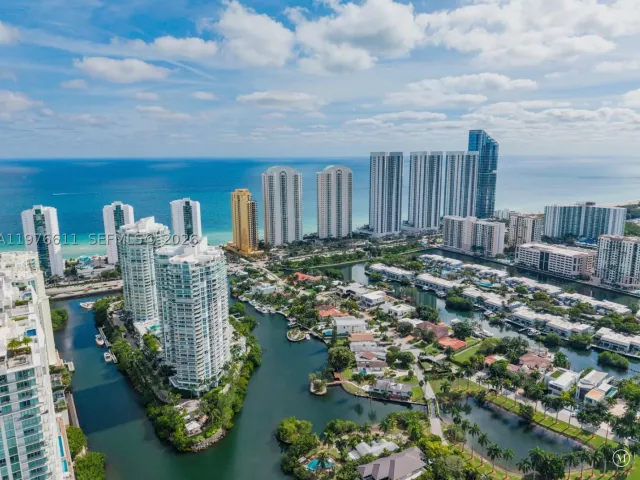 3-bedroom condo for sale in Sunny Isles Beach - 16500 Collins Ave PHE - MondialRealty