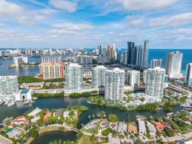 3-bedroom condo for sale in Sunny Isles Beach - 16500 Collins Ave PHE - MondialRealty