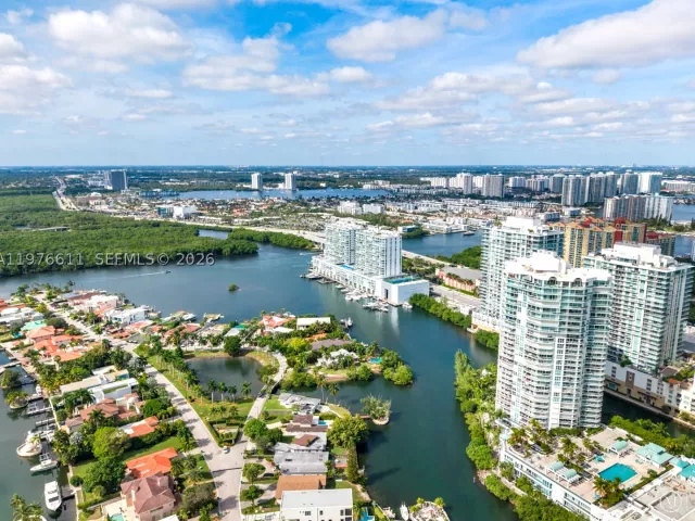 3-bedroom condo for sale in Sunny Isles Beach - 16500 Collins Ave PHE - MondialRealty