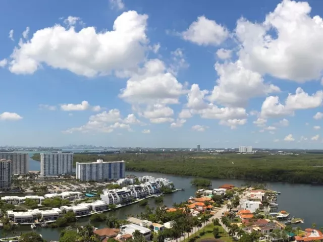 3-bedroom condo for sale in Sunny Isles Beach - 16500 Collins Ave PHE - MondialRealty