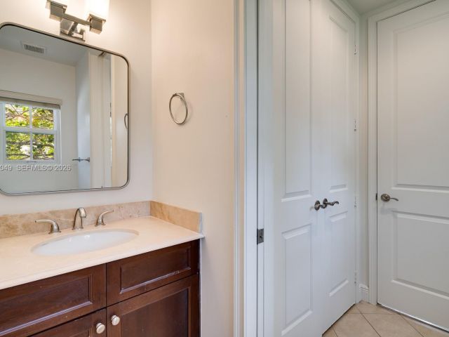 Home for rent at 520 Loretto Ave 21 - photo 7471017