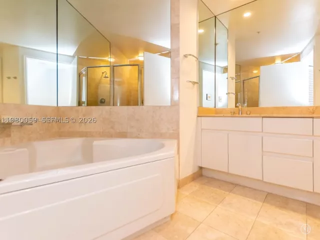3-bedroom condo for sale in Miami - 848 Brickell Key Dr 1201 - MondialRealty