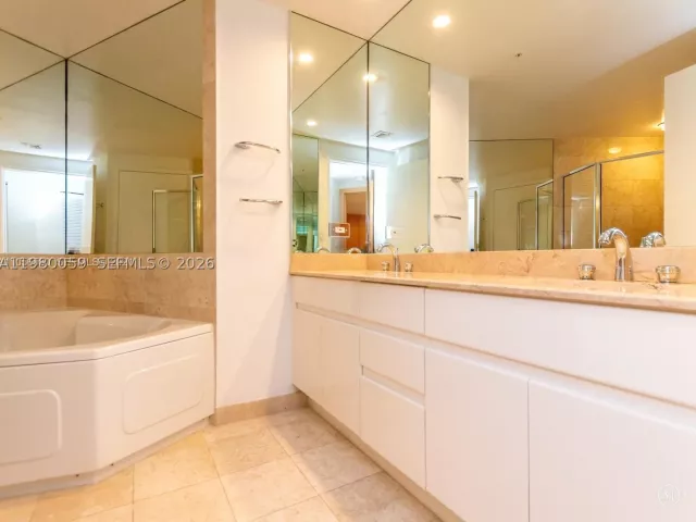 3-bedroom condo for sale in Miami - 848 Brickell Key Dr 1201 - MondialRealty