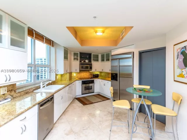 3-bedroom condo for sale in Miami - 848 Brickell Key Dr 1201 - MondialRealty