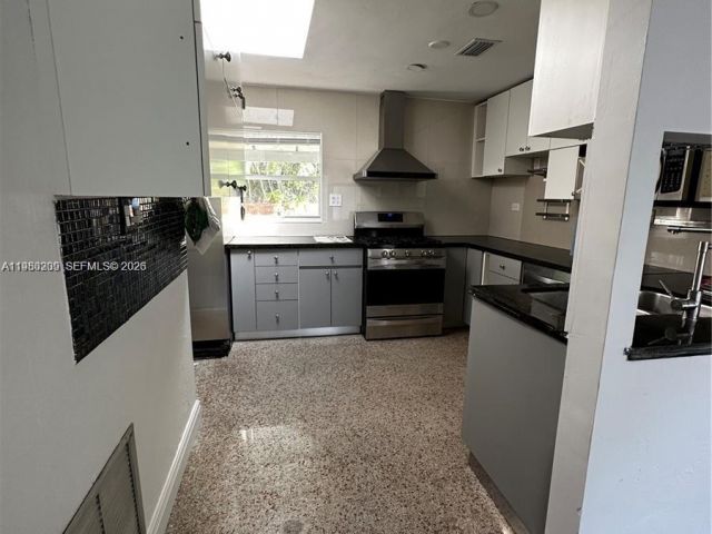 Home for rent at 1561 NE 29th St - photo 7478440