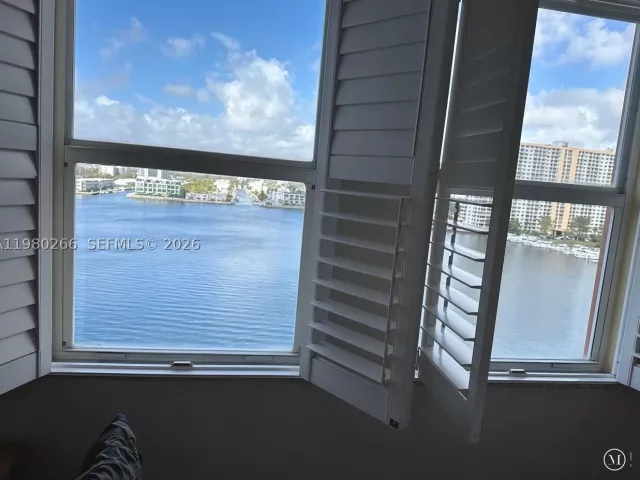 3-bedroom condo for sale in Sunny Isles Beach - 17100 N Bay Rd 1904 - MondialRealty