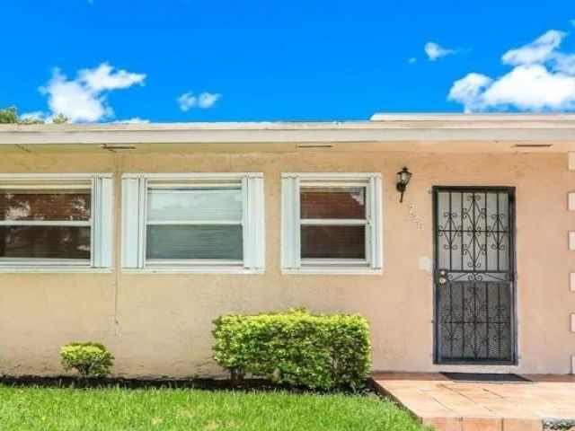 Home for sale at 725 SW 12th Ave - photo 7459818