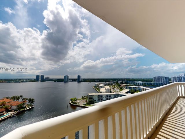 2-bedroom condo for sale in Aventura - 1000 W Island Blvd 1812 - MondialRealty