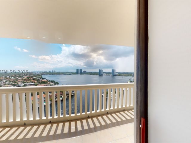 2-bedroom condo for sale in Aventura - 1000 W Island Blvd 1812 - MondialRealty