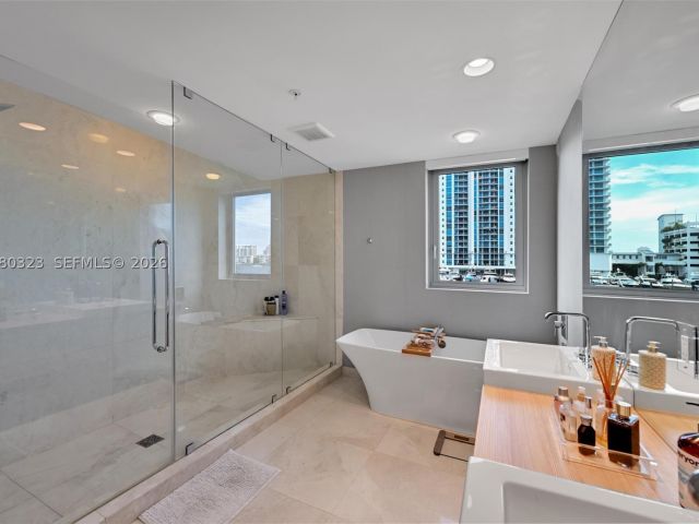 2-bedroom condo for rent in North Miami Beach - 17111 Biscayne Blvd 207 - MondialRealty