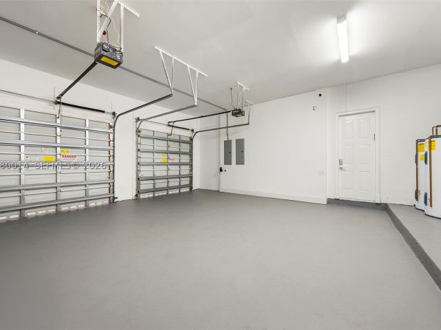 5-bedroom home for sale in Hollywood - 822 Meridian Ln - MondialRealty