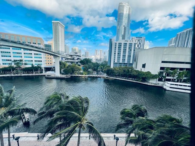 2-bedroom condo for rent in Miami - 31 SE 5th St 601 - MondialRealty