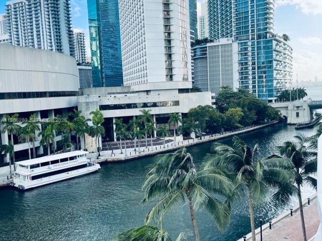 2-bedroom condo for rent in Miami - 31 SE 5th St 601 - MondialRealty