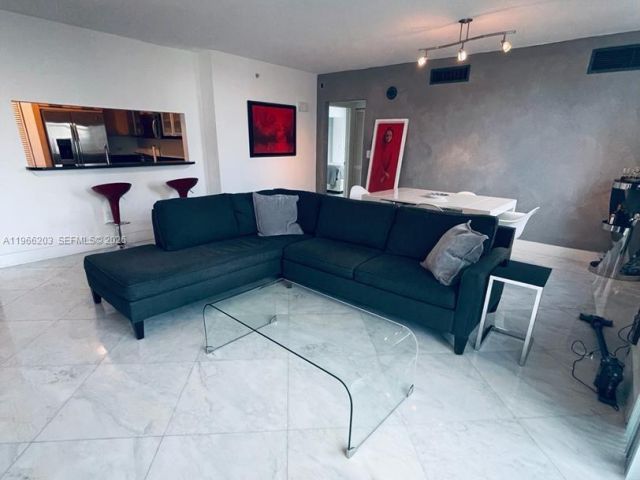 2-bedroom condo for rent in Miami - 31 SE 5th St 601 - MondialRealty