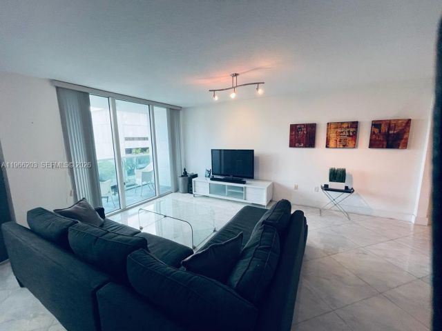 2-bedroom condo for rent in Miami - 31 SE 5th St 601 - MondialRealty