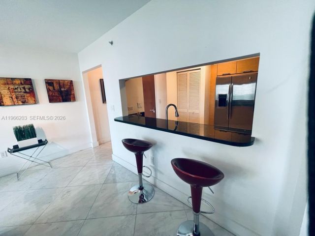 2-bedroom condo for rent in Miami - 31 SE 5th St 601 - MondialRealty