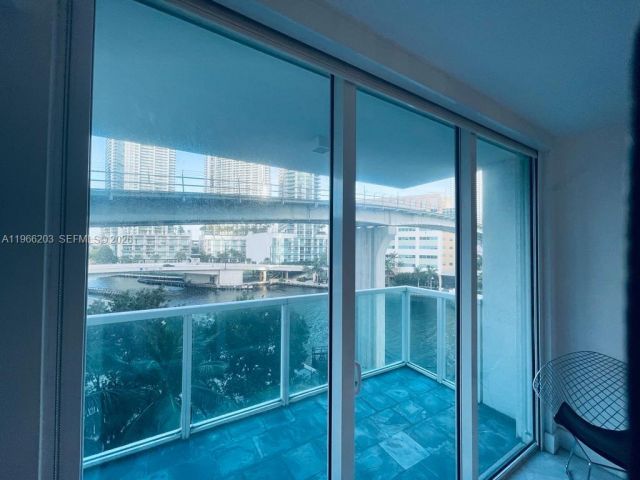 2-bedroom condo for rent in Miami - 31 SE 5th St 601 - MondialRealty