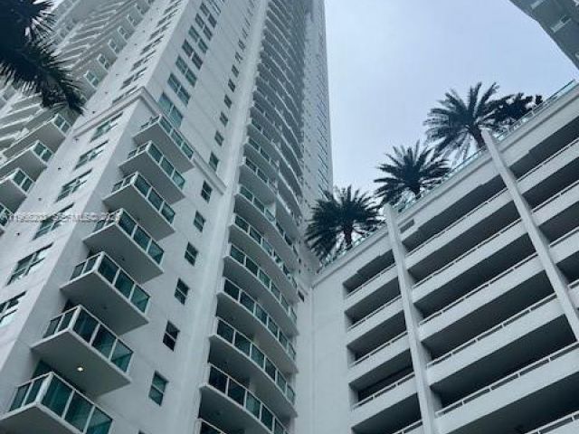 2-bedroom condo for rent in Miami - 31 SE 5th St 601 - MondialRealty