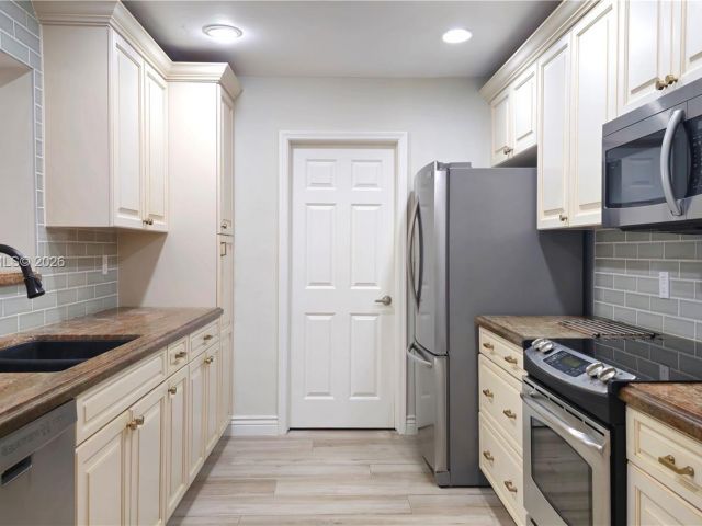 Home for rent at 909 SW 9th Ave - photo 7453272